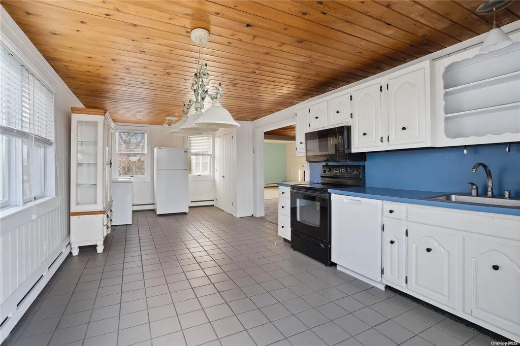 35 Gardners Lane Hampton Bays NY 11946