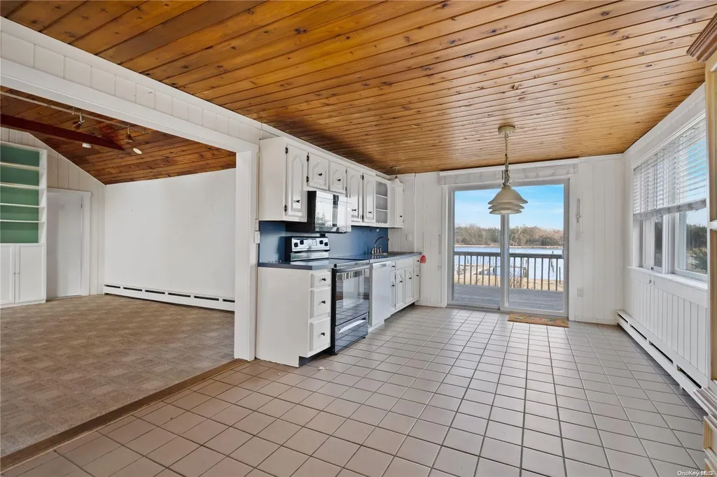 35 Gardners Lane Hampton Bays NY 11946
