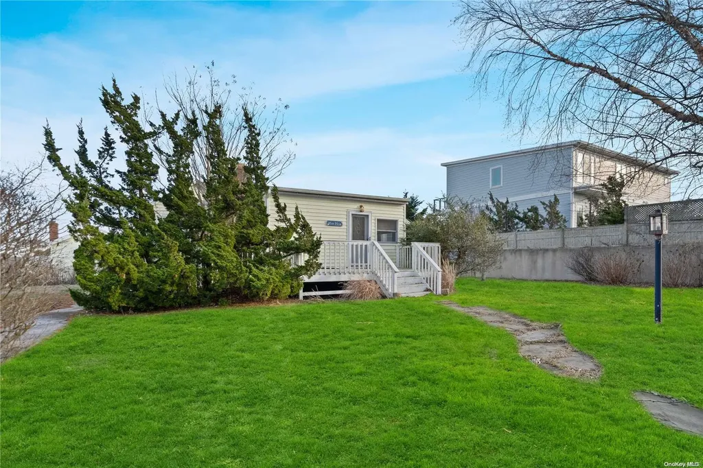 35 Gardners Lane Hampton Bays NY 11946