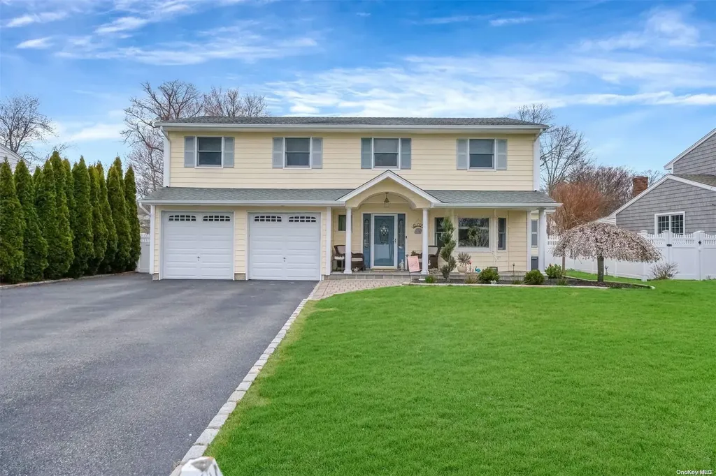 18 Ludlow Way Oakdale NY 11769