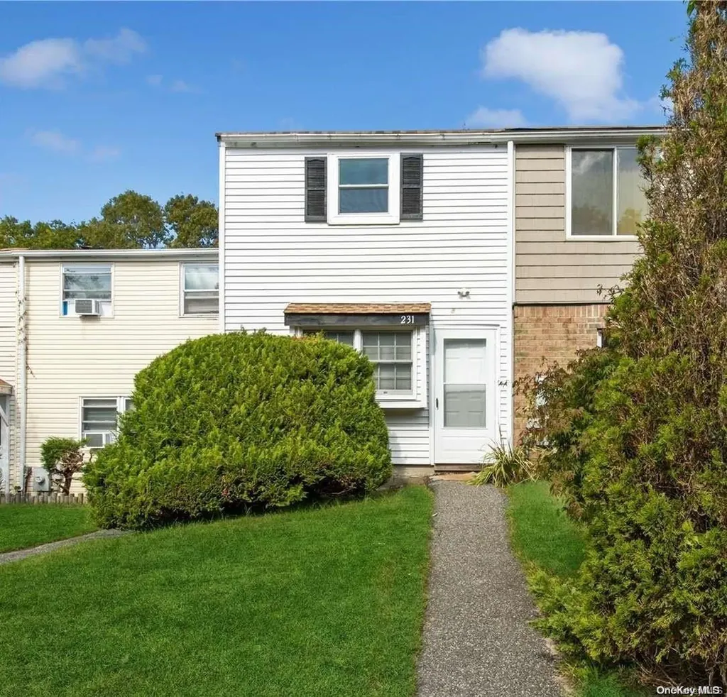 231 Hill Rise Calverton NY 11933
