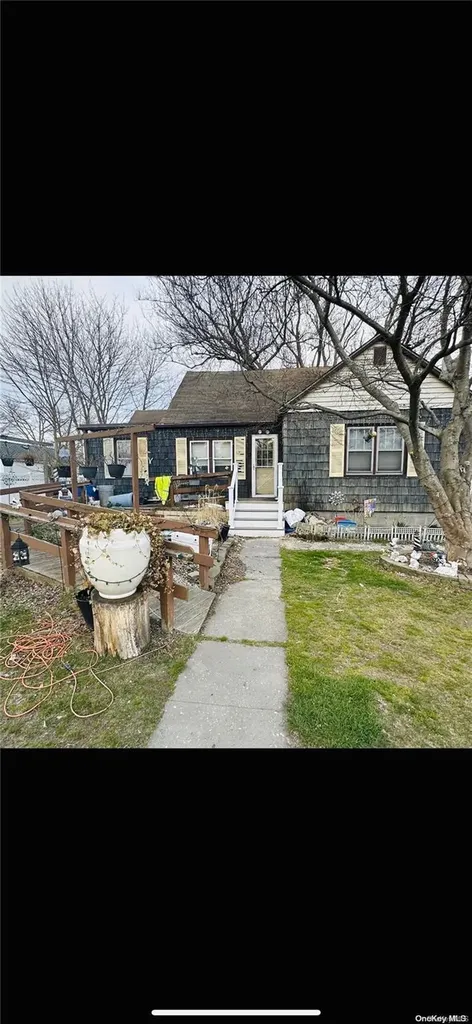 17 Pine Tree Drive Shirley NY 11967