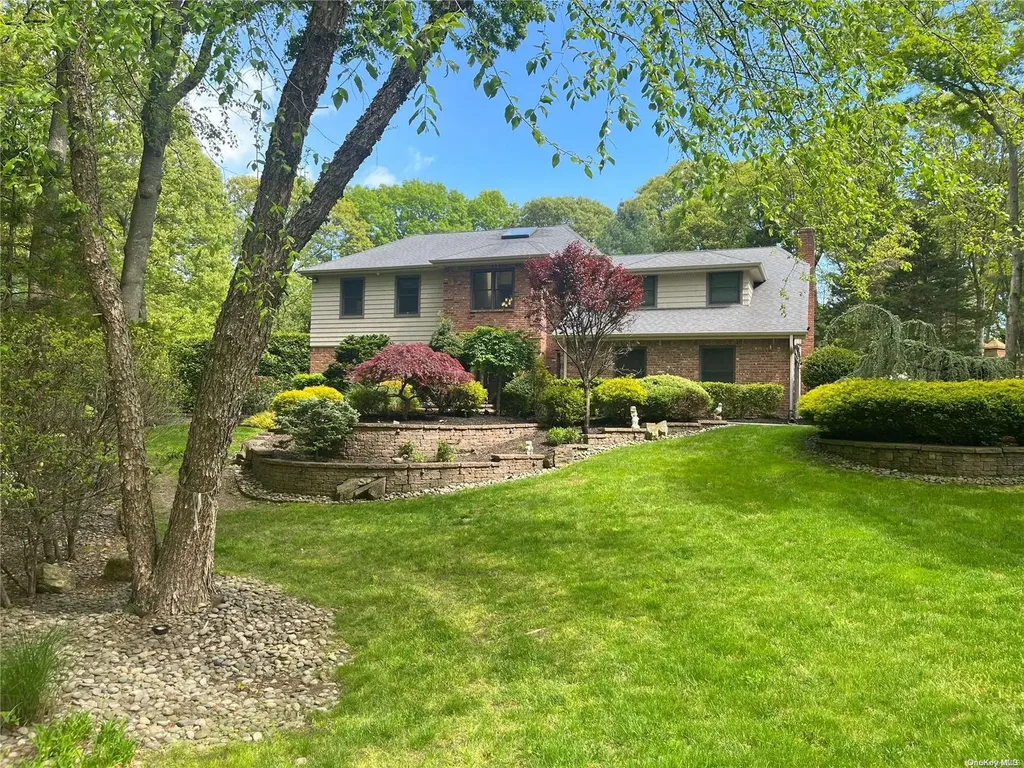27 Stony Hill Path Smithtown NY 11787
