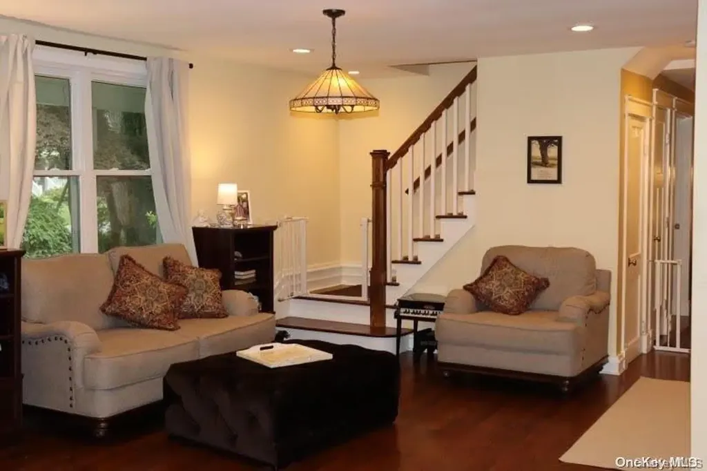 554 Ackerson Boulevard Brightwaters NY 11718
