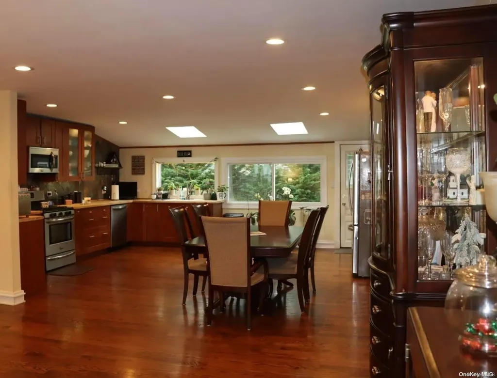 554 Ackerson Boulevard Brightwaters NY 11718