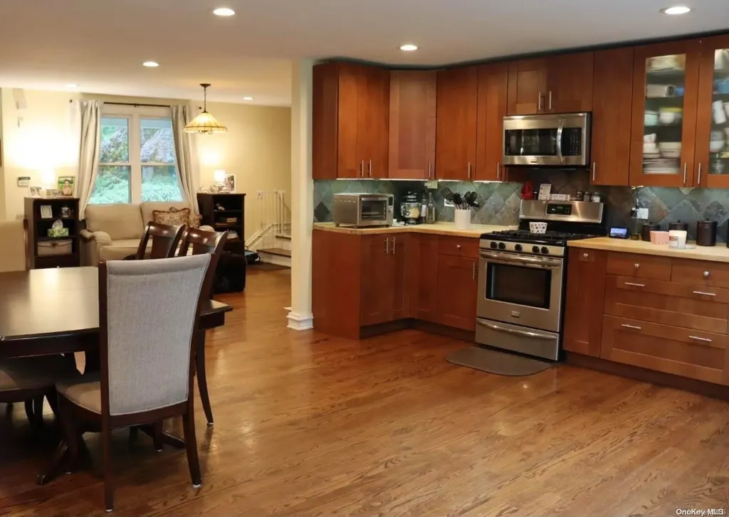 554 Ackerson Boulevard Brightwaters NY 11718