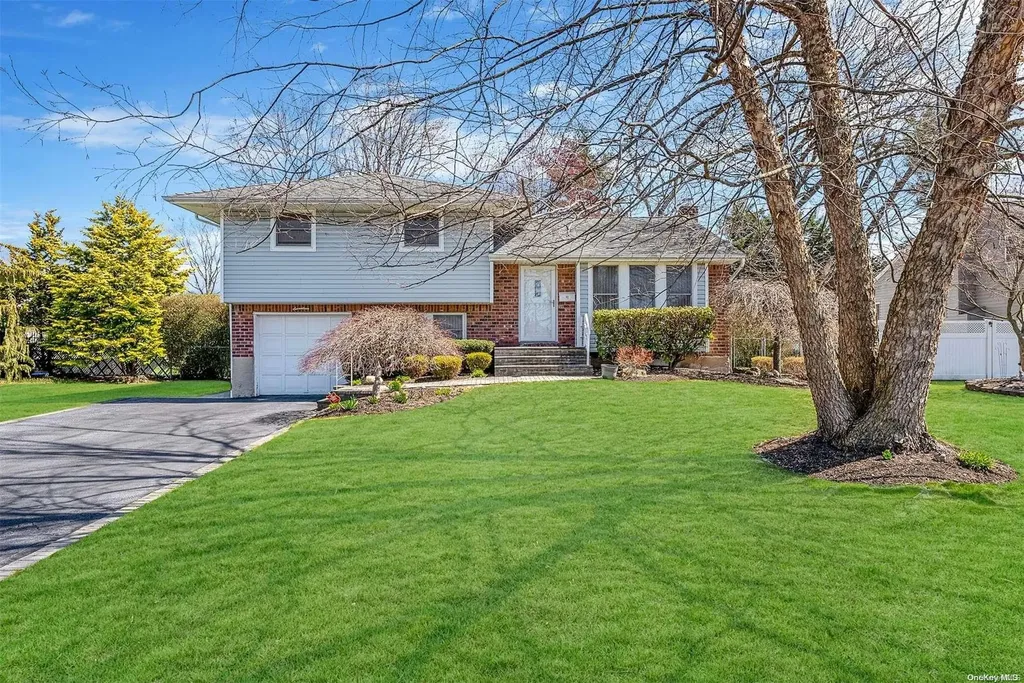 17 Sycamore Lane Commack NY 11725