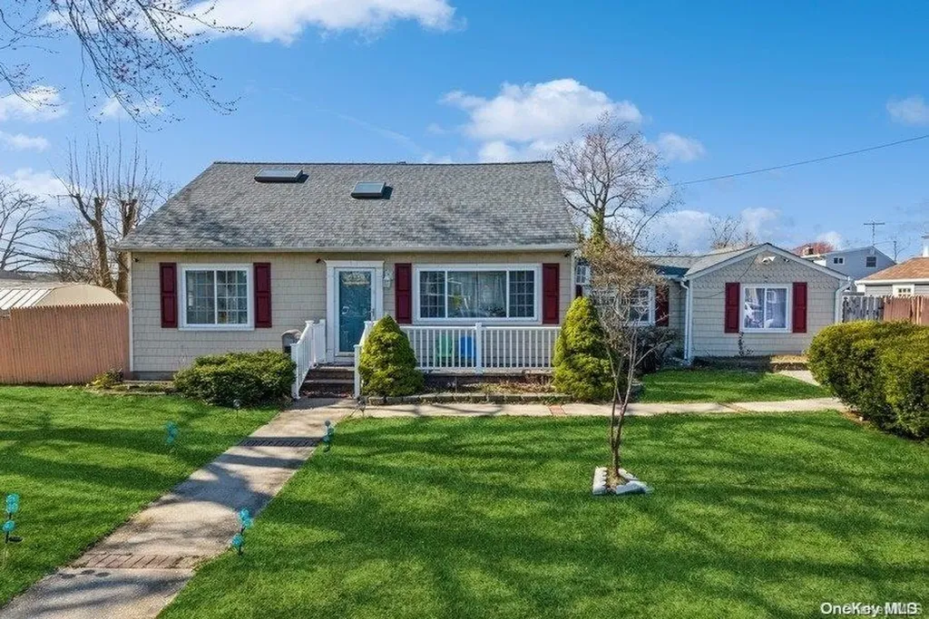 308 Muncy Street Lindenhurst NY 11757