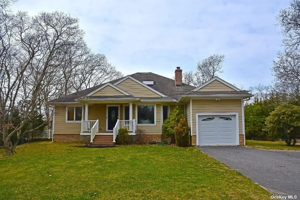 49 Old Main Road Quogue NY 11959