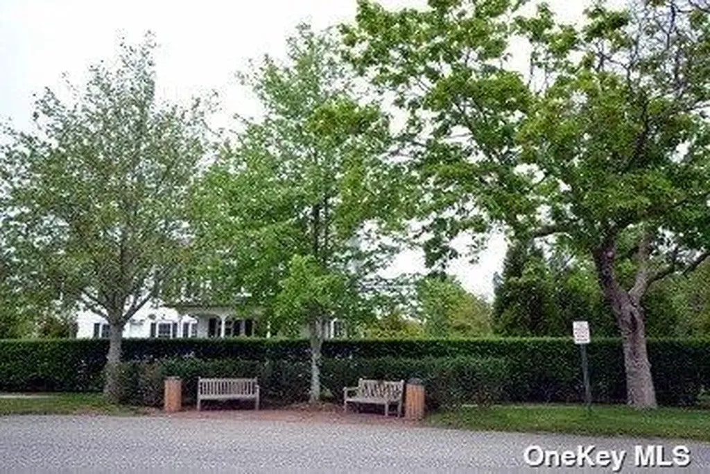 49 Old Main Road Quogue NY 11959