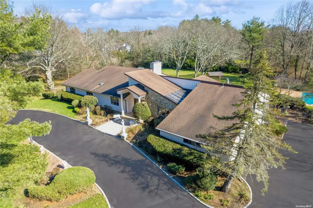 2 Debra Court Old Westbury NY 11568