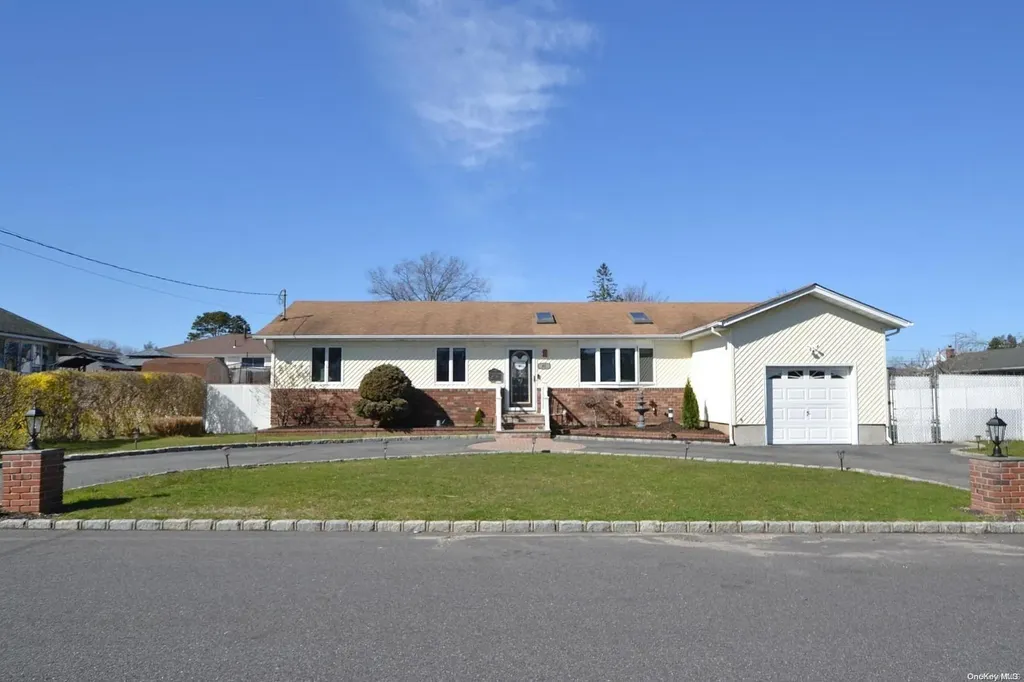45 Montgomery Avenue West Babylon NY 11704