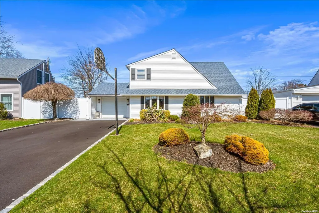39 Glazer Lane Levittown NY 11756