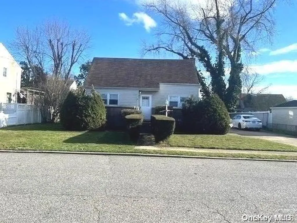 32 Fuller Avenue West Babylon NY 11704