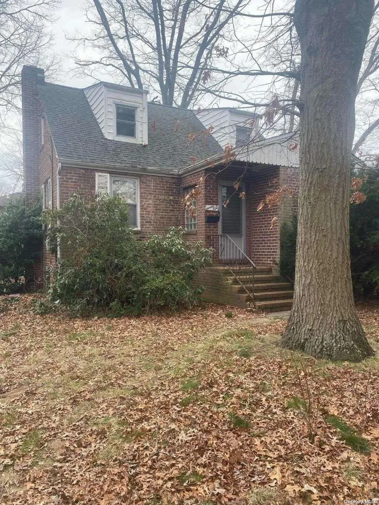 122 W 5th Street West Islip NY 11795