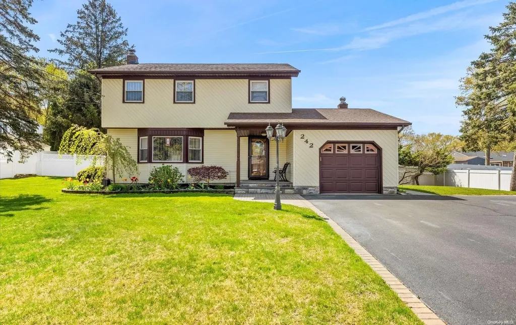 242 Collington Drive Ronkonkoma NY 11779