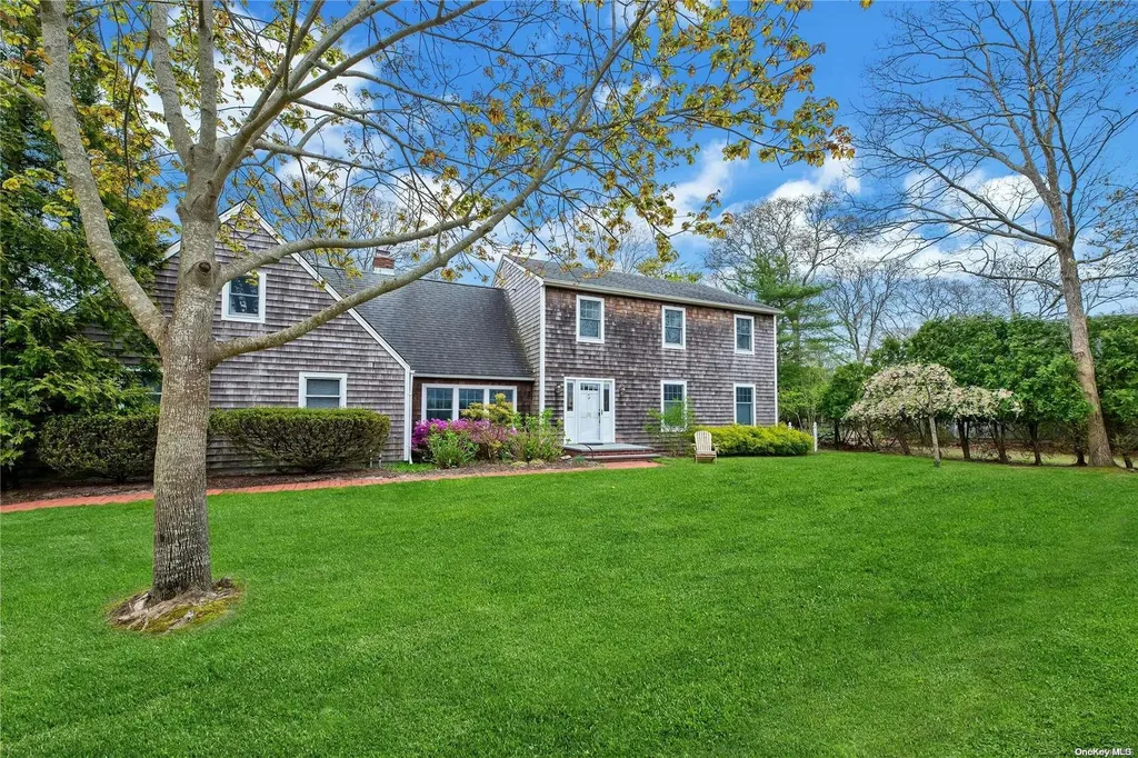 31 Oak Lane Hampton Bays NY 11946