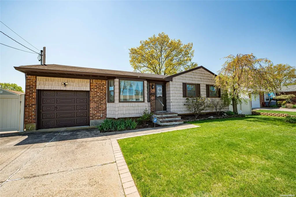 34 Ponder Lane Deer Park NY 11729