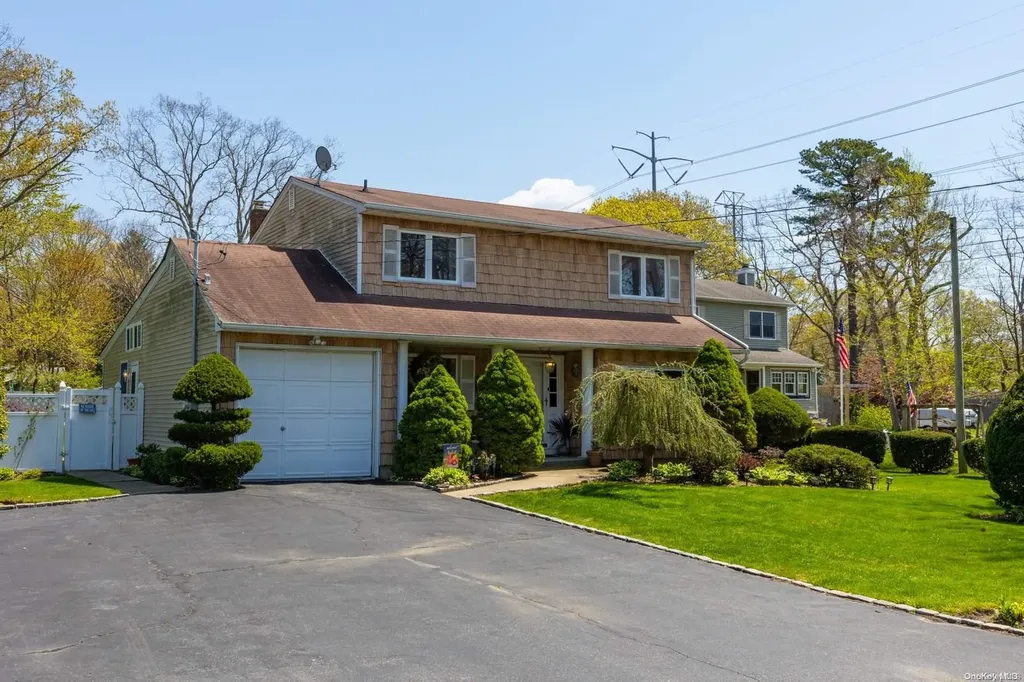 21 Vanderbilt Avenue Ronkonkoma NY 11779
