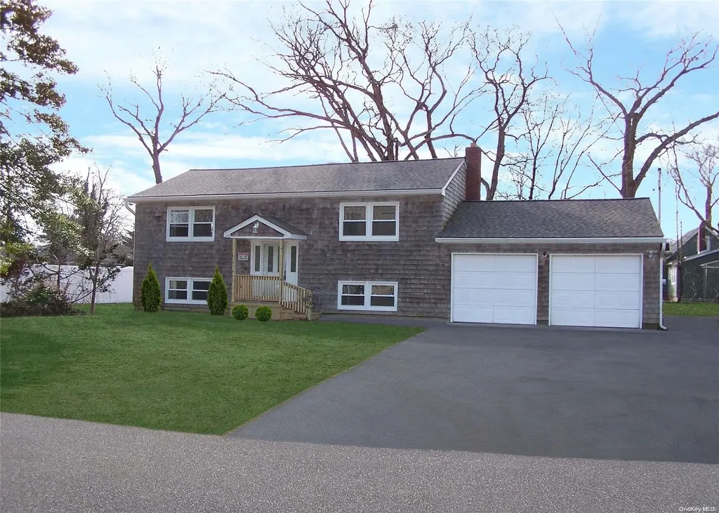 8 Pine Street Brookhaven NY 11719