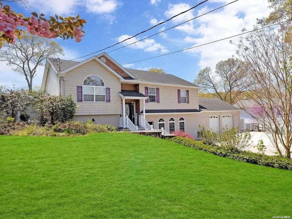 32 Oneida Avenue Selden NY 11784
