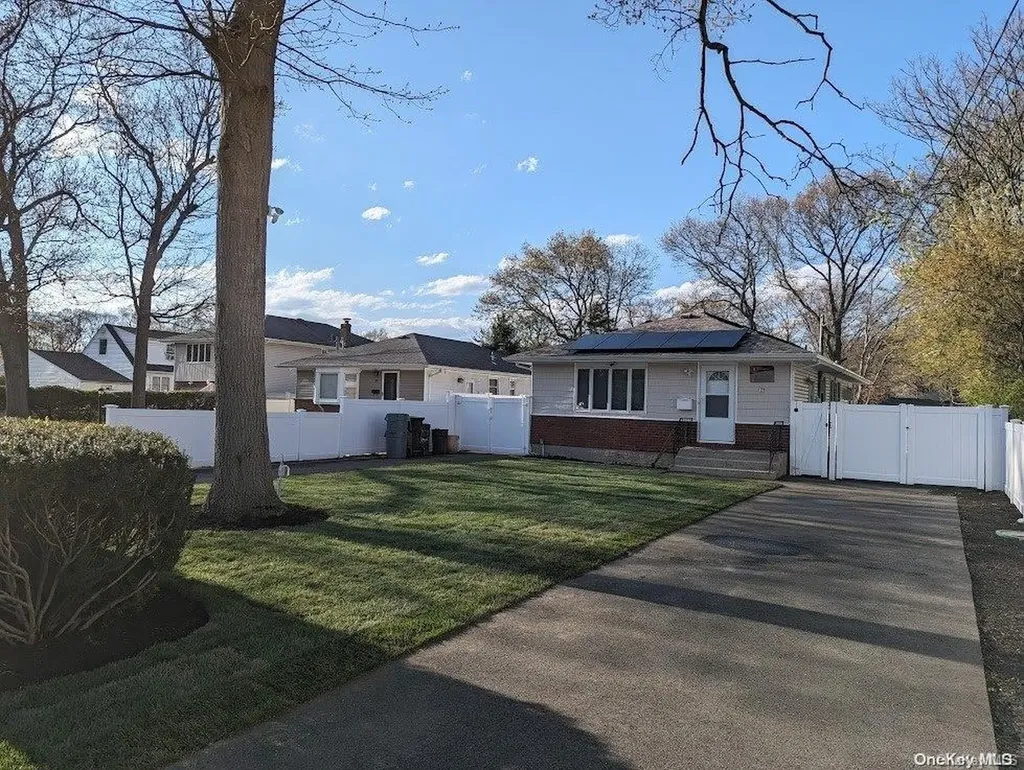 17 W Bay Shore Road Bay Shore NY 11706
