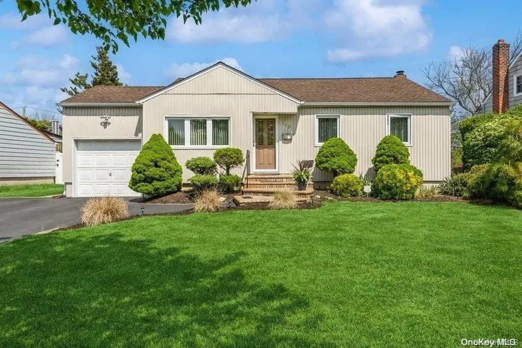 118 Knickerbocker Road W Plainview NY 11803