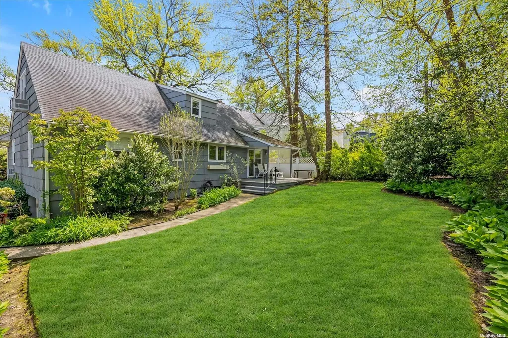 8 York Drive Great Neck NY 11021