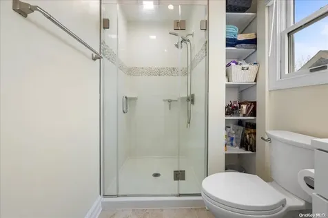 952 S 5th Street Lindenhurst NY 11757