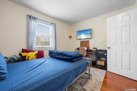 952 S 5th Street Lindenhurst NY 11757