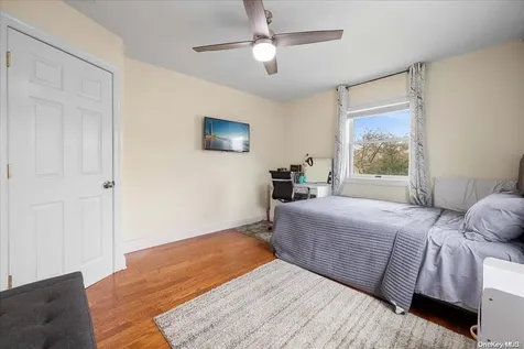 952 S 5th Street Lindenhurst NY 11757