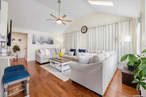 952 S 5th Street Lindenhurst NY 11757