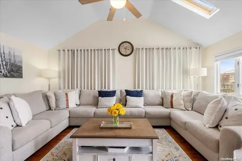 952 S 5th Street Lindenhurst NY 11757