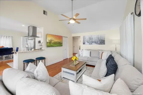 952 S 5th Street Lindenhurst NY 11757