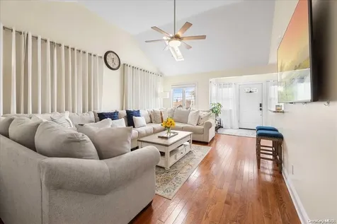 952 S 5th Street Lindenhurst NY 11757