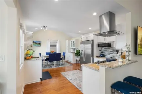 952 S 5th Street Lindenhurst NY 11757