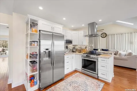 952 S 5th Street Lindenhurst NY 11757