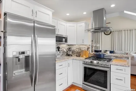 952 S 5th Street Lindenhurst NY 11757