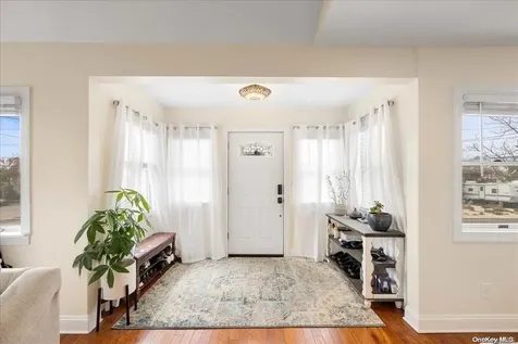 952 S 5th Street Lindenhurst NY 11757