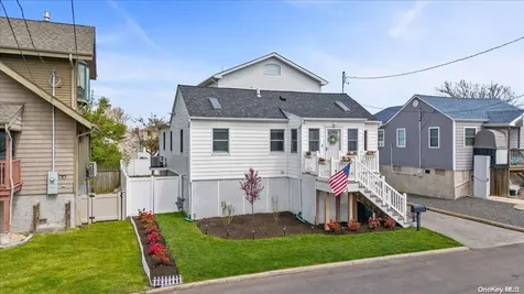 952 S 5th Street Lindenhurst NY 11757