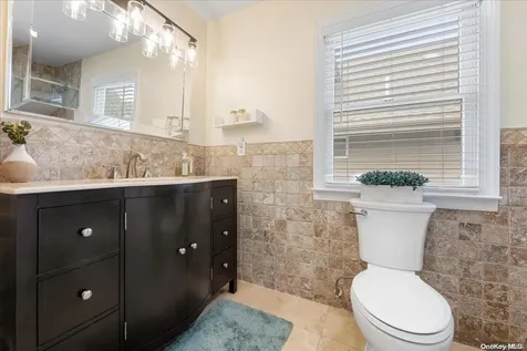 952 S 5th Street Lindenhurst NY 11757