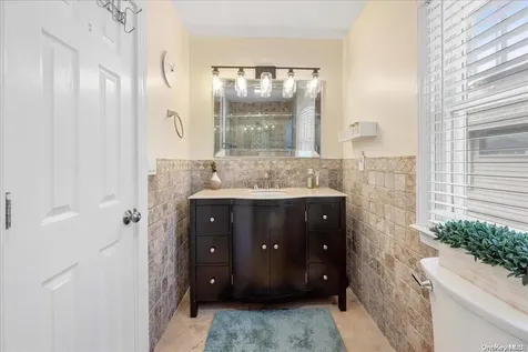 952 S 5th Street Lindenhurst NY 11757