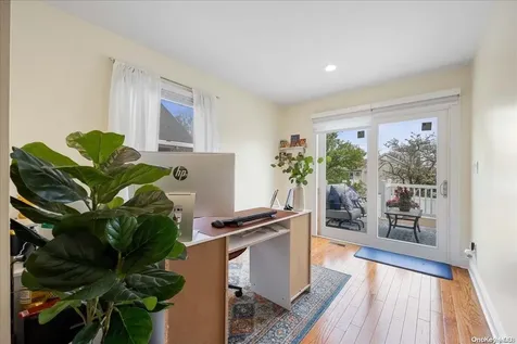 952 S 5th Street Lindenhurst NY 11757