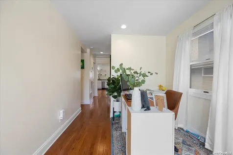 952 S 5th Street Lindenhurst NY 11757