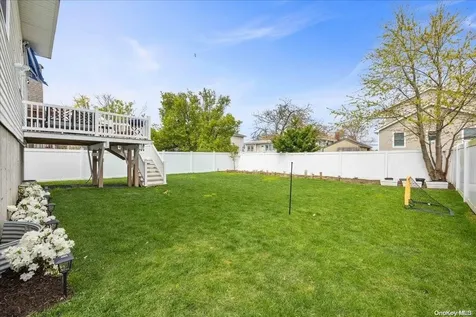 952 S 5th Street Lindenhurst NY 11757