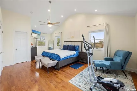 952 S 5th Street Lindenhurst NY 11757