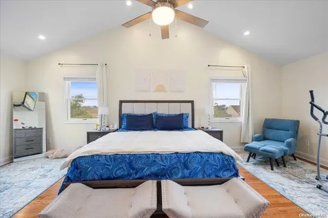 952 S 5th Street Lindenhurst NY 11757