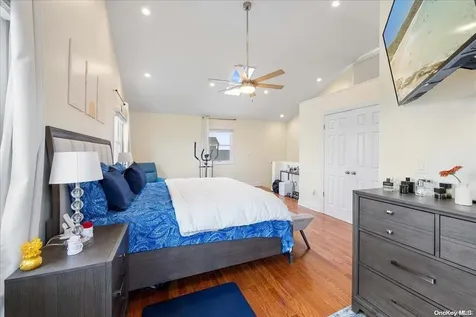 952 S 5th Street Lindenhurst NY 11757