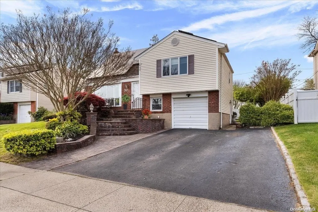 32 Garnet Lane Plainview NY 11803
