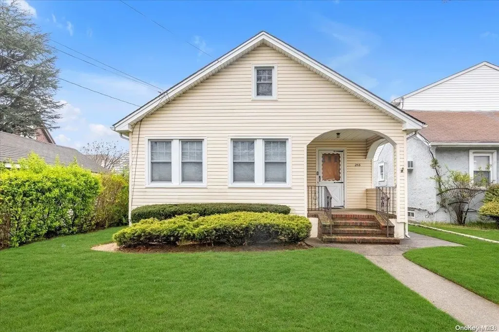 253 Rolling Street Malverne NY 11565